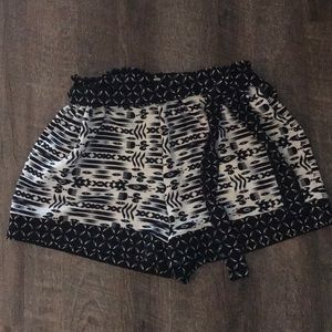 Lily white flowy shorts M